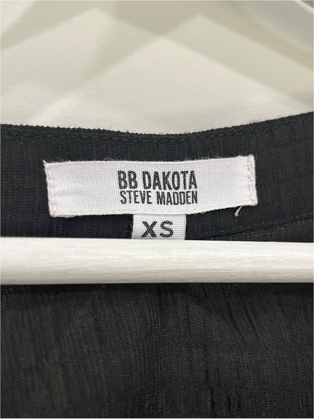 BB Dakota by Steve Madden Black Textured Mini Dress XS Puff Sleeve V-Neck - Picture 4 of 9